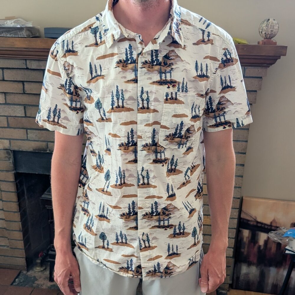 The North Face Men's Short Sleeve Shirt with Camp / Woods Print MEDIUM